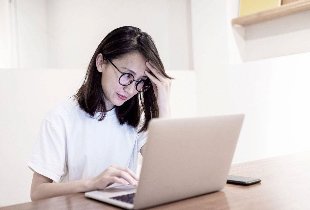 Dấu hiệu lão thị sớm nhiều người dễ bỏ qua