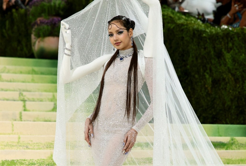 Lisa thu hút với váy cánh tay ở Met Gala